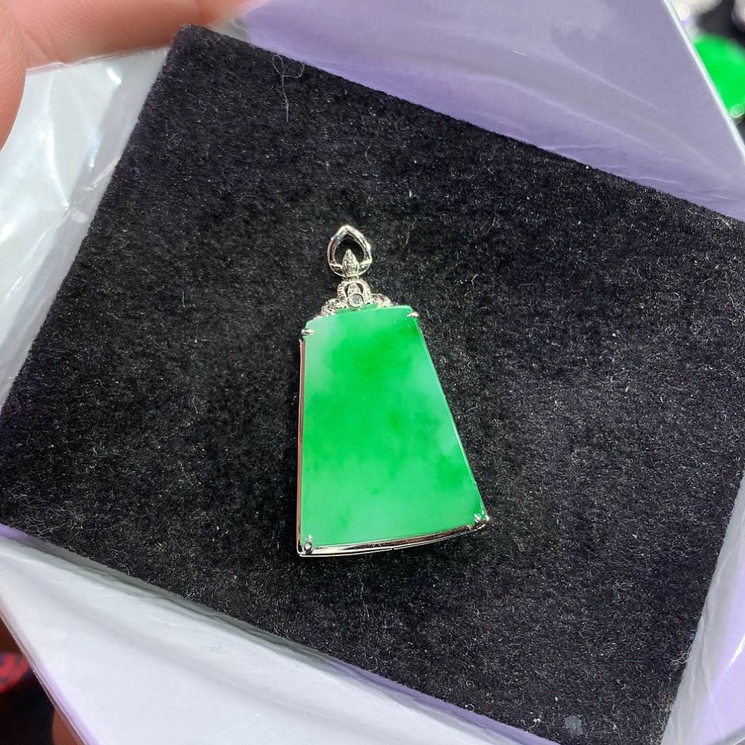 翡翠吊坠(赠链)18K金镶嵌