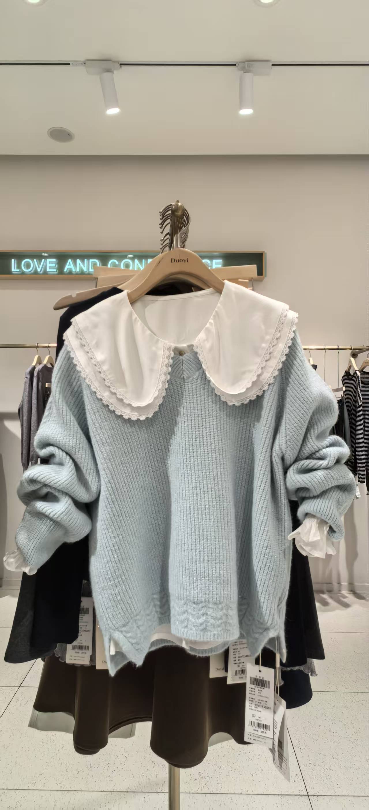 朵以2025冬季新款温柔慵懒风亮丝V领长袖套头针织衫女40VD548636