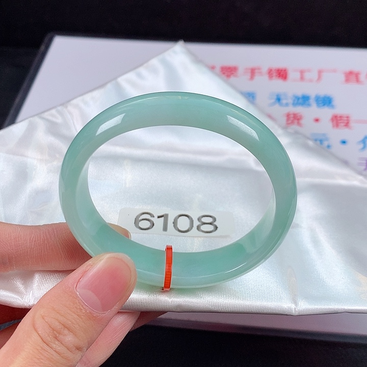 【闪购商品】翡翠手镯未镶嵌52贵妃