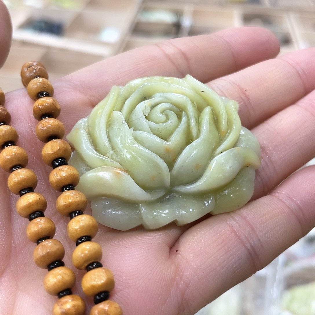 蛇纹石玉颈饰未镶嵌