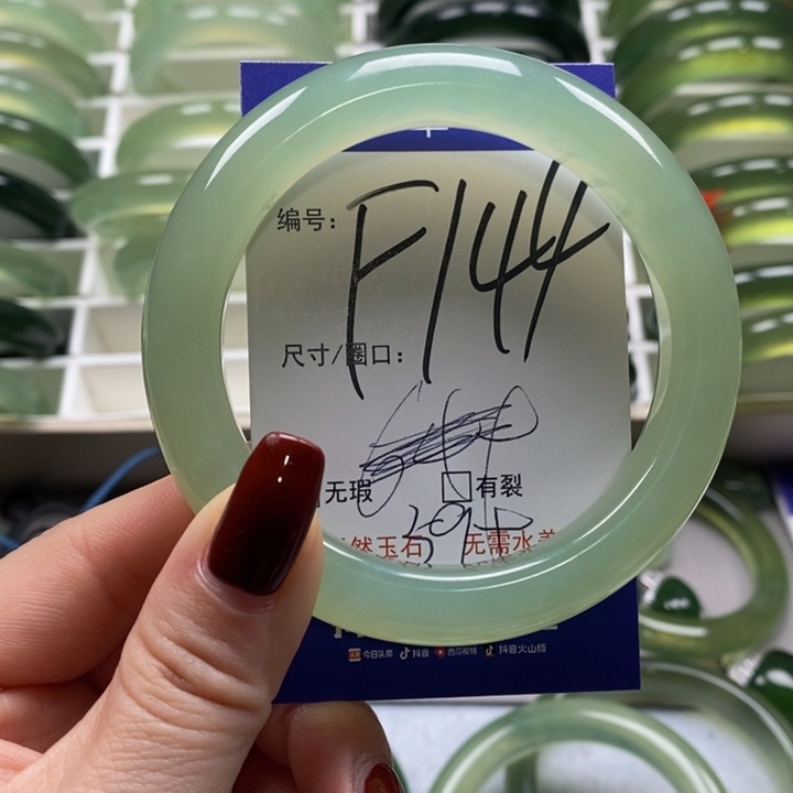 蛇纹石玉手镯未镶嵌麦*风