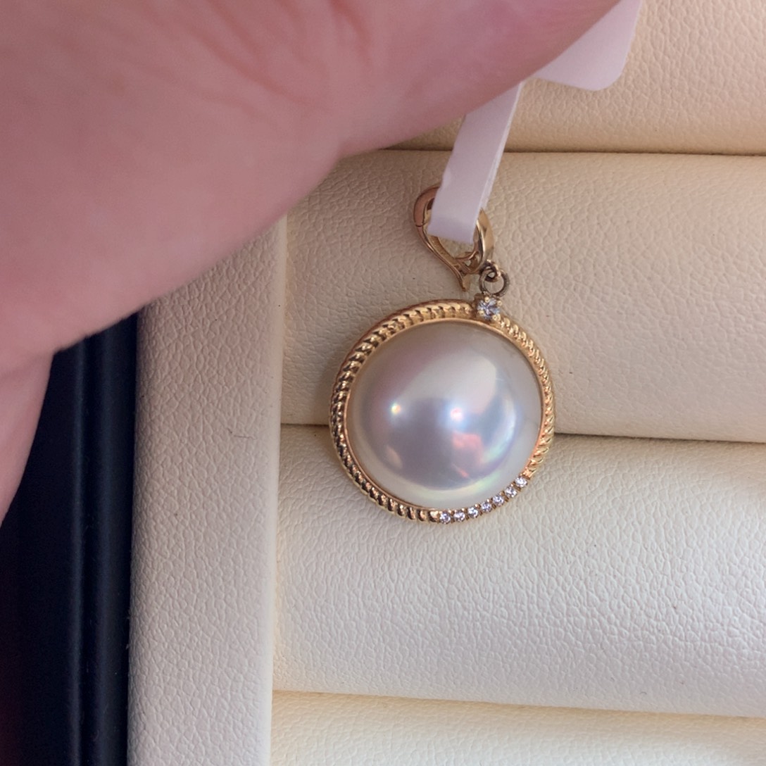 拼合珍珠（马贝珠）颈饰18K金镶嵌