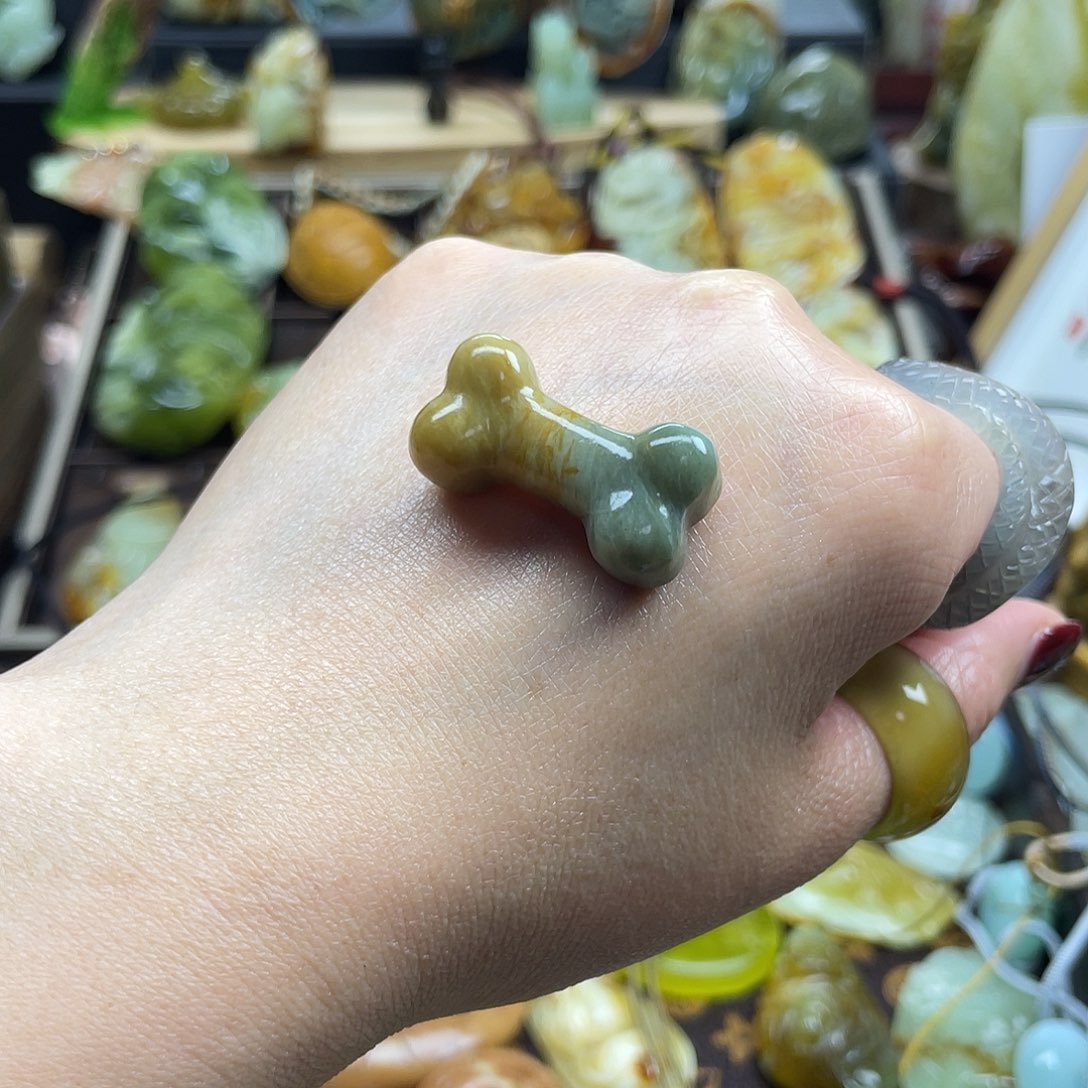 蛇纹石玉颈饰未镶嵌花玉骨头