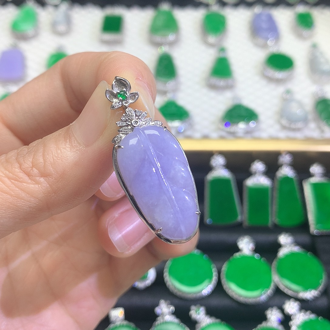 颈饰18K金镶嵌翡翠吊坠