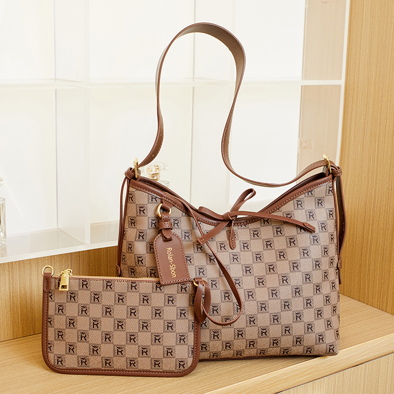 洋气包包女2025新款轻奢格子女士单肩斜挎包高端轻便手提斜挎包