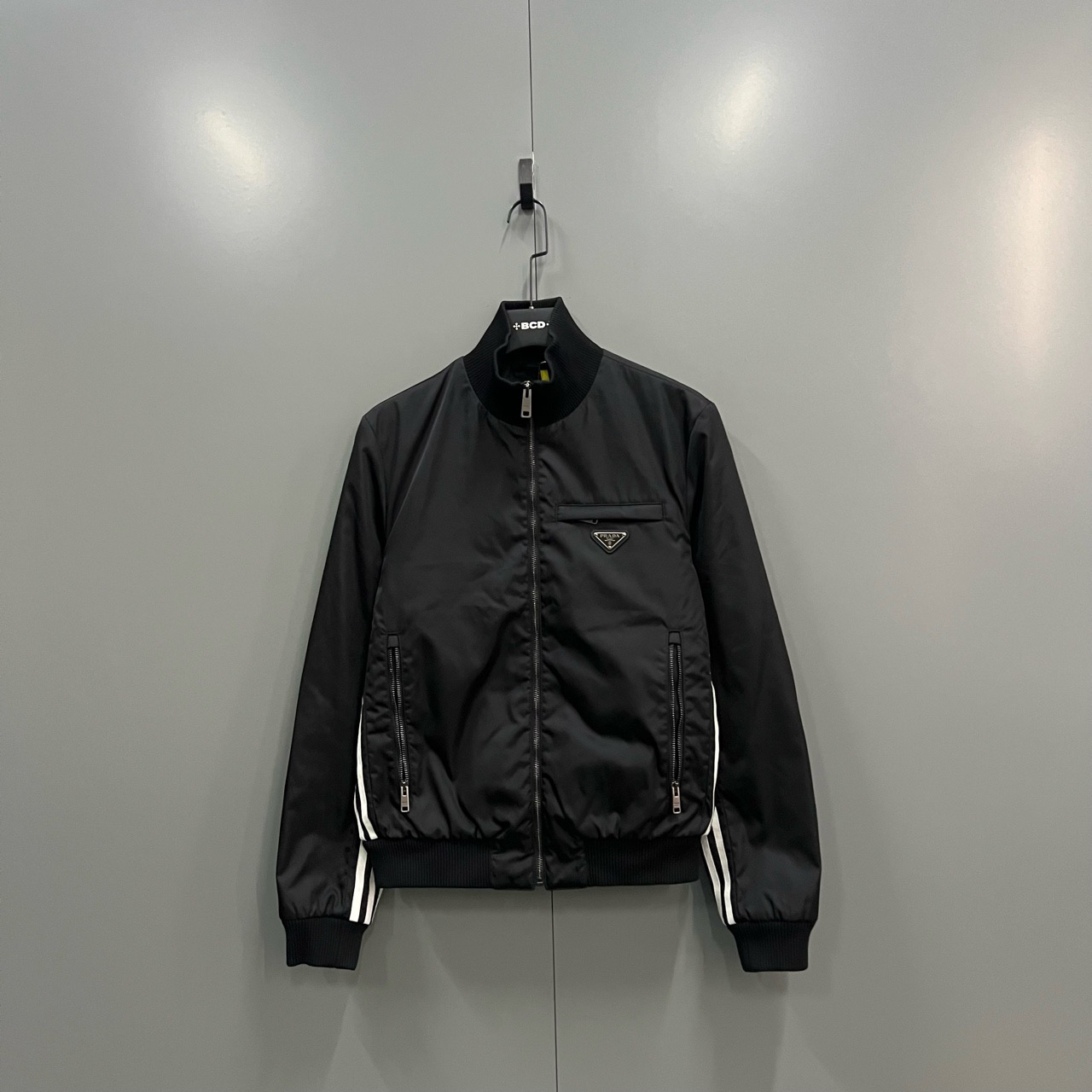 95新 Prada/普拉达 （bb）203 黑色侧边条纹三角标外套 46码/18900