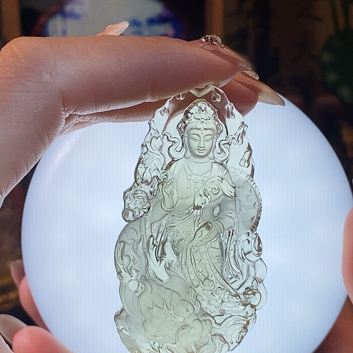 一***光未镶嵌水晶颈饰吊坠