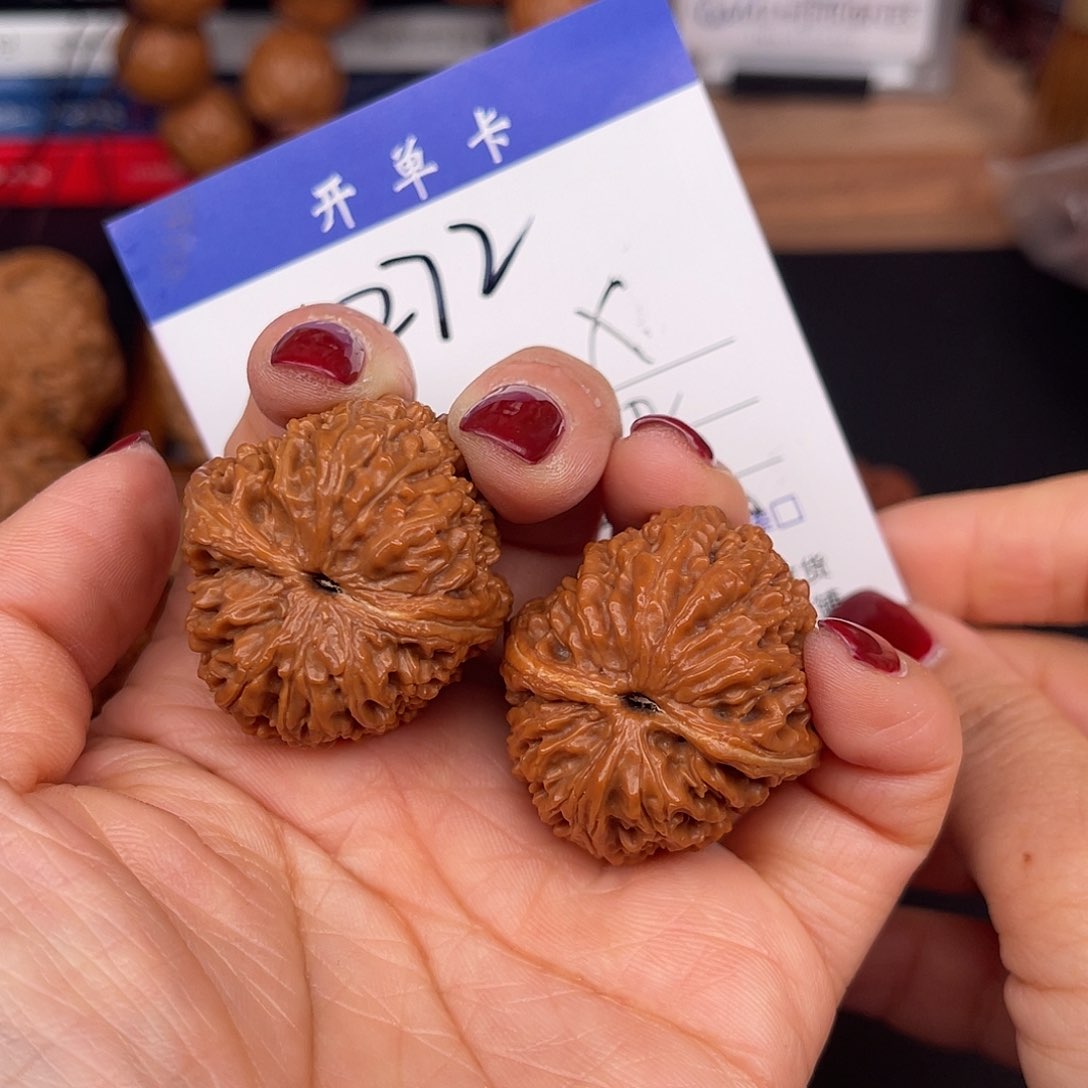 桃核吊坠王**，大蒜头32尺。 272