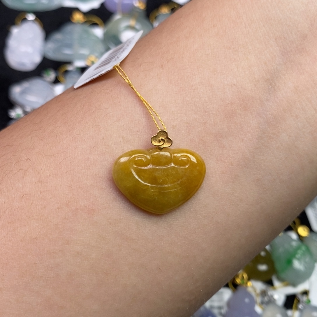 翡翠18K金镶嵌颈饰如意头