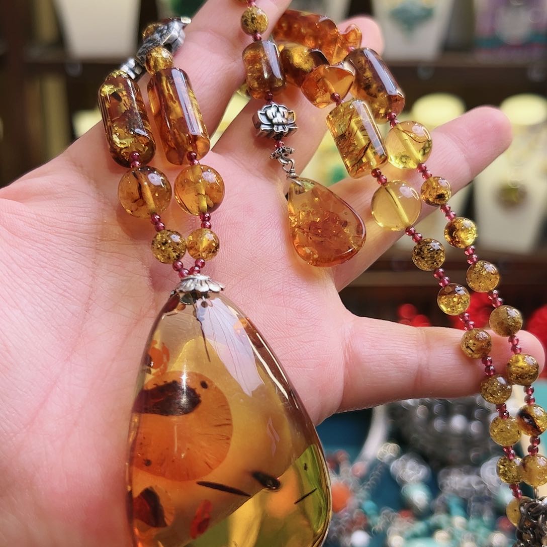 琥珀颈饰未镶嵌古风