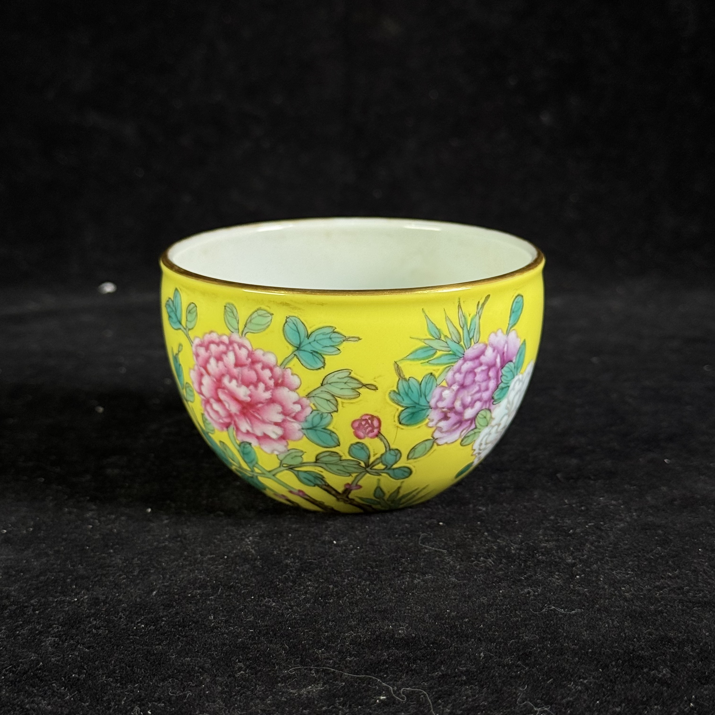 Y黄地粉彩花卉纹案头缸
