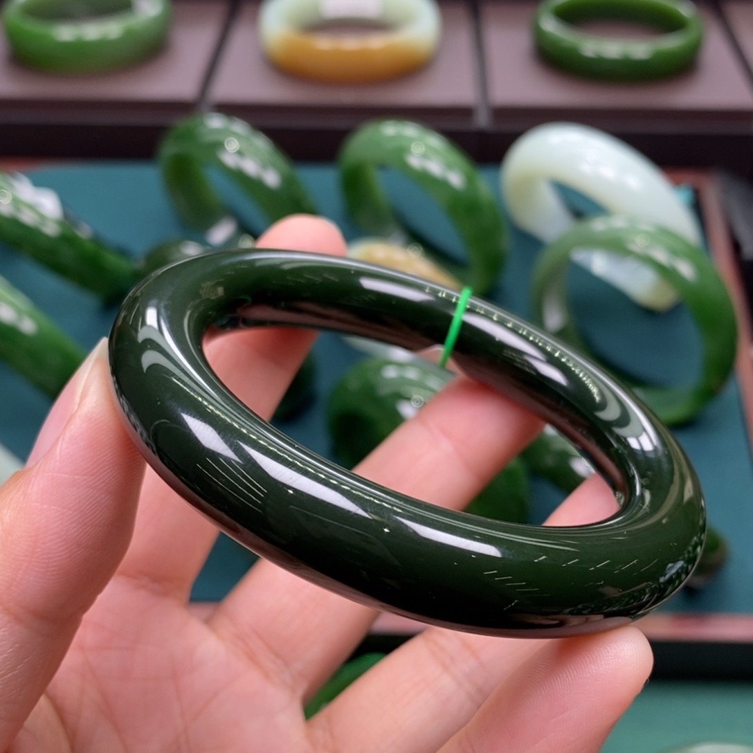 和田玉（碧玉）未镶嵌手镯