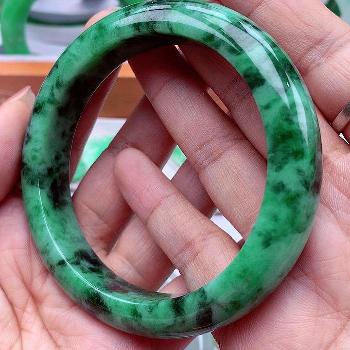 翡翠手镯未镶嵌翡翠