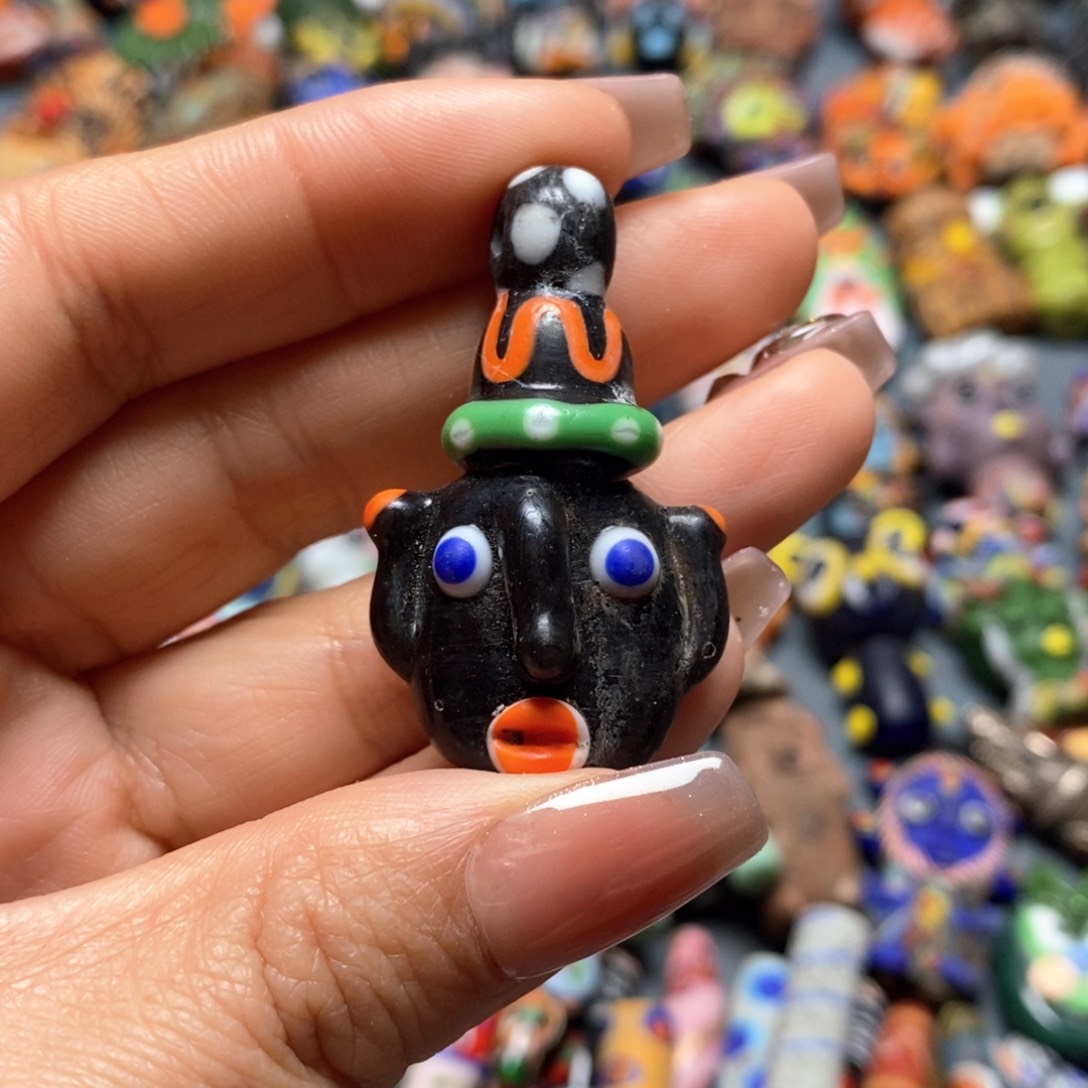 琉璃颈饰印度尼西亚人脸