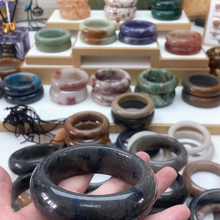 石英质玉手镯未镶嵌龙***里