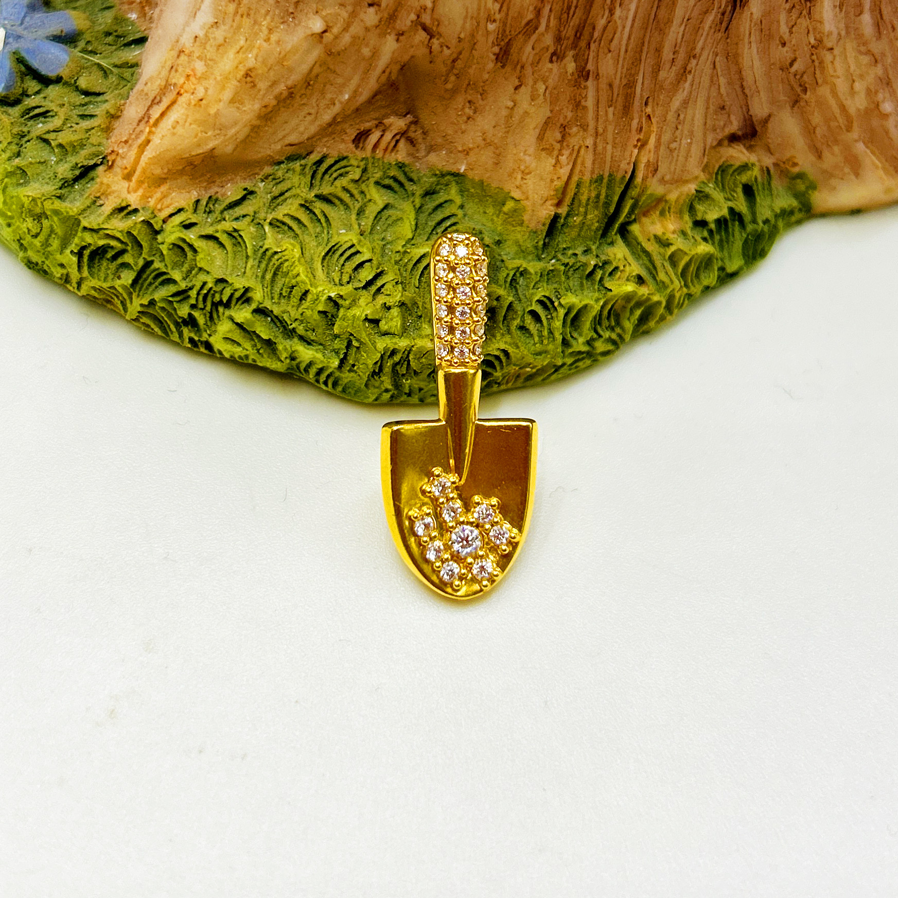 足金999 镶嵌金铲吊坠 5D工艺黄金按克卖 A1 