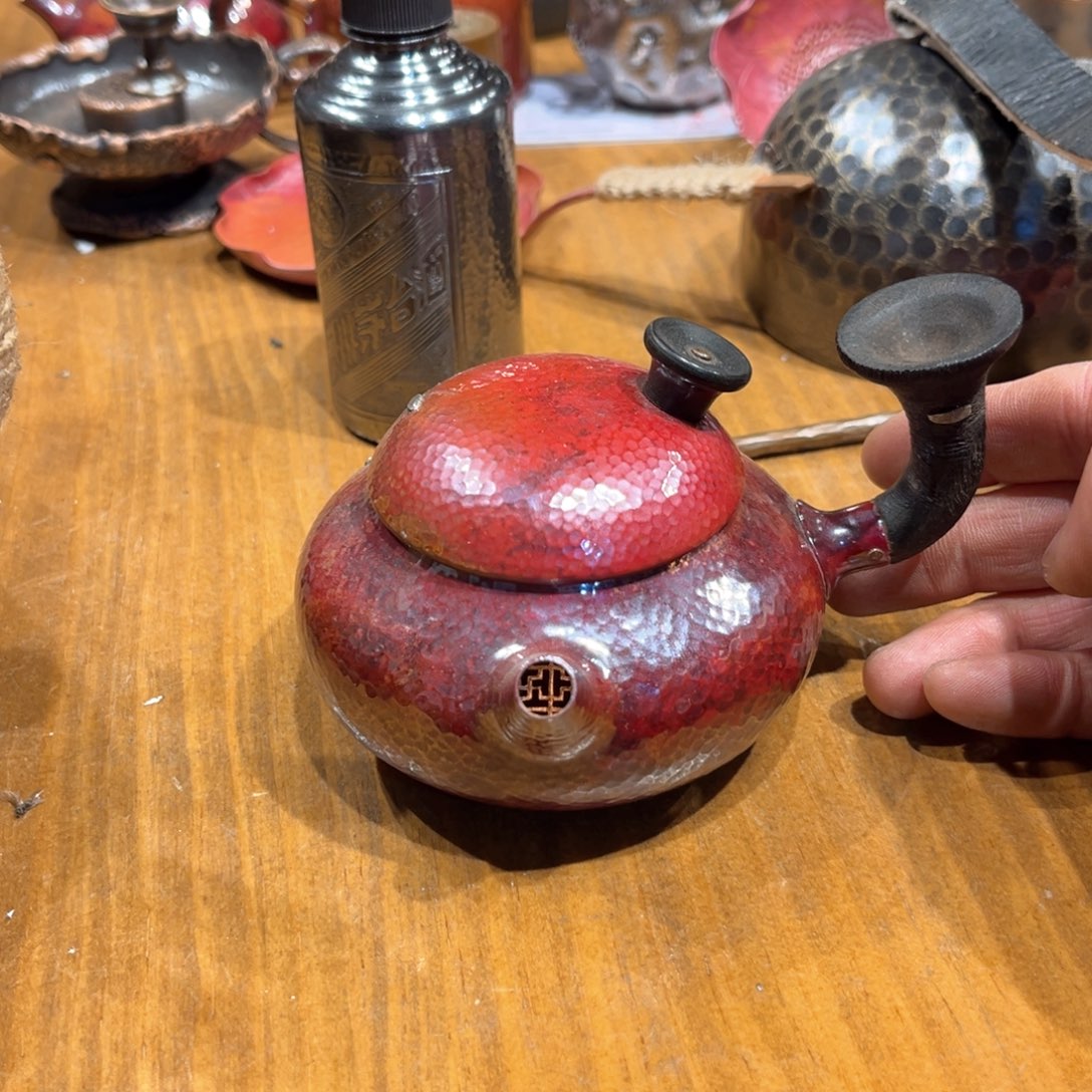 淬火色容天侧把壶手工锻打工艺