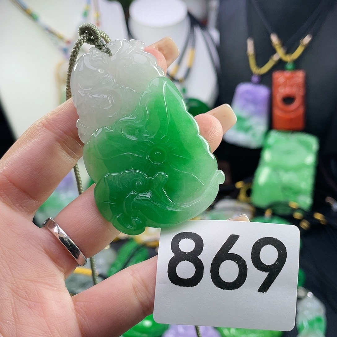 翡翠未镶嵌吊坠(赠链)