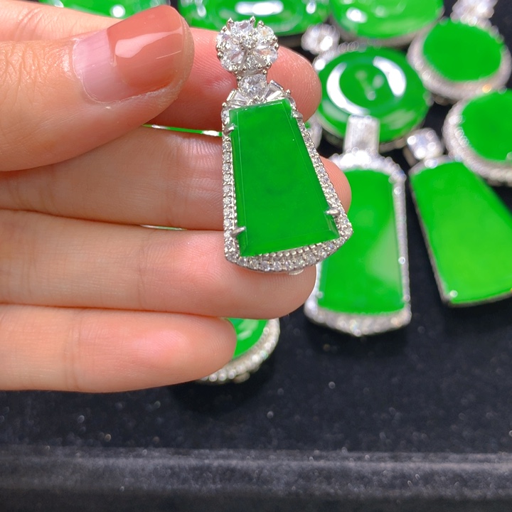 翡翠银S925镶嵌颈饰一个