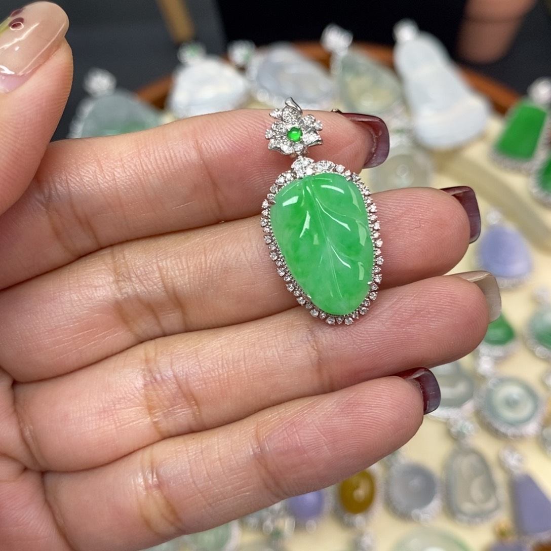 翡翠颈饰18K金镶嵌A货翡翠