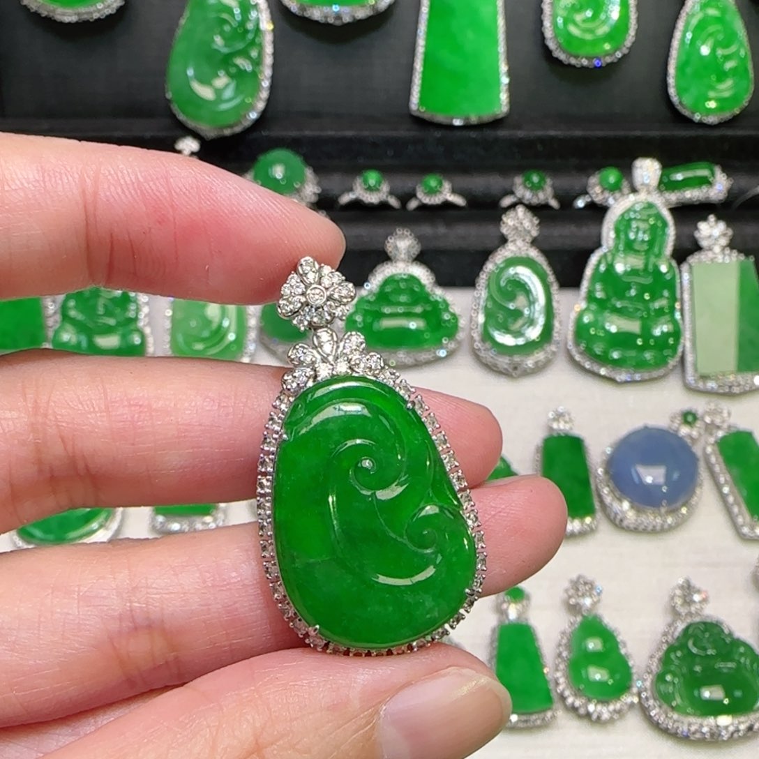 翡翠18K金镶嵌颈饰