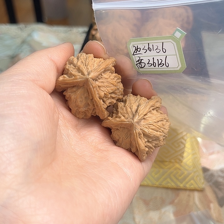 文玩核桃把件盘山三棱