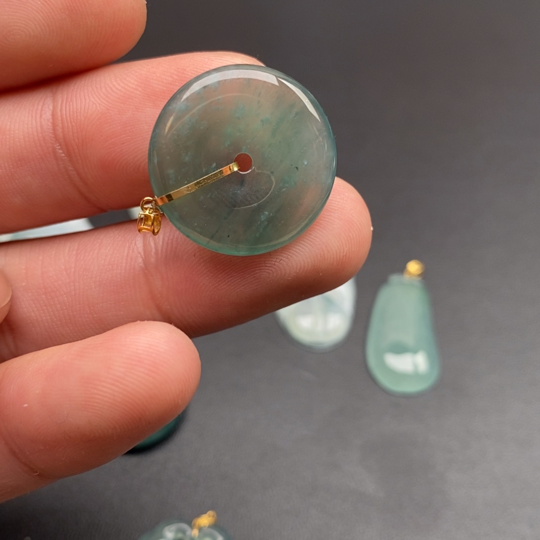 颈饰18K金镶嵌翡翠