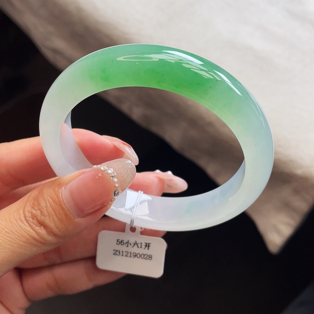 翡翠手镯未镶嵌56圈