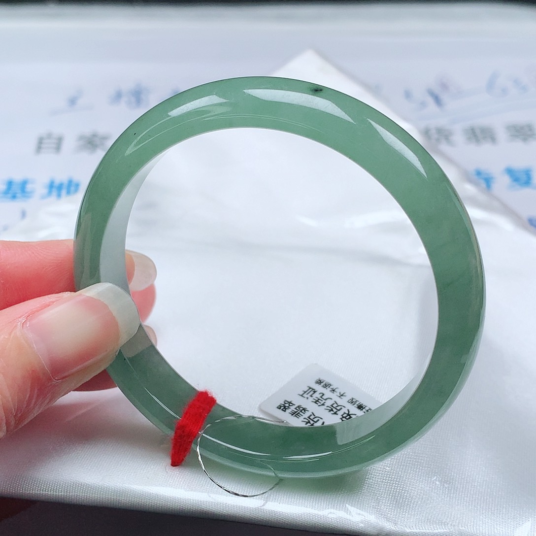 翡翠手镯未镶嵌54圈