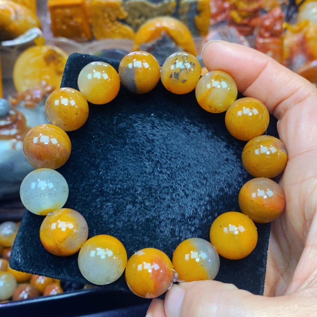 未镶嵌石英质玉（黄龙玉）颈饰