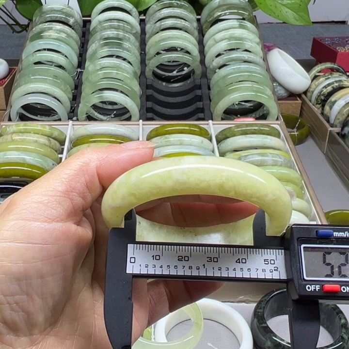 蛇纹石玉未镶嵌手镯1