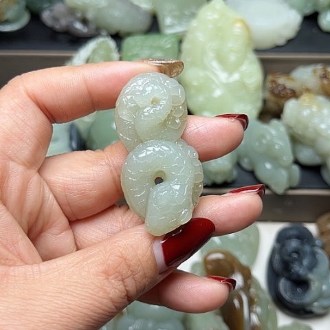 和田玉颈饰未镶嵌龍**人