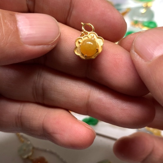 翡翠颈饰未镶嵌翡翠