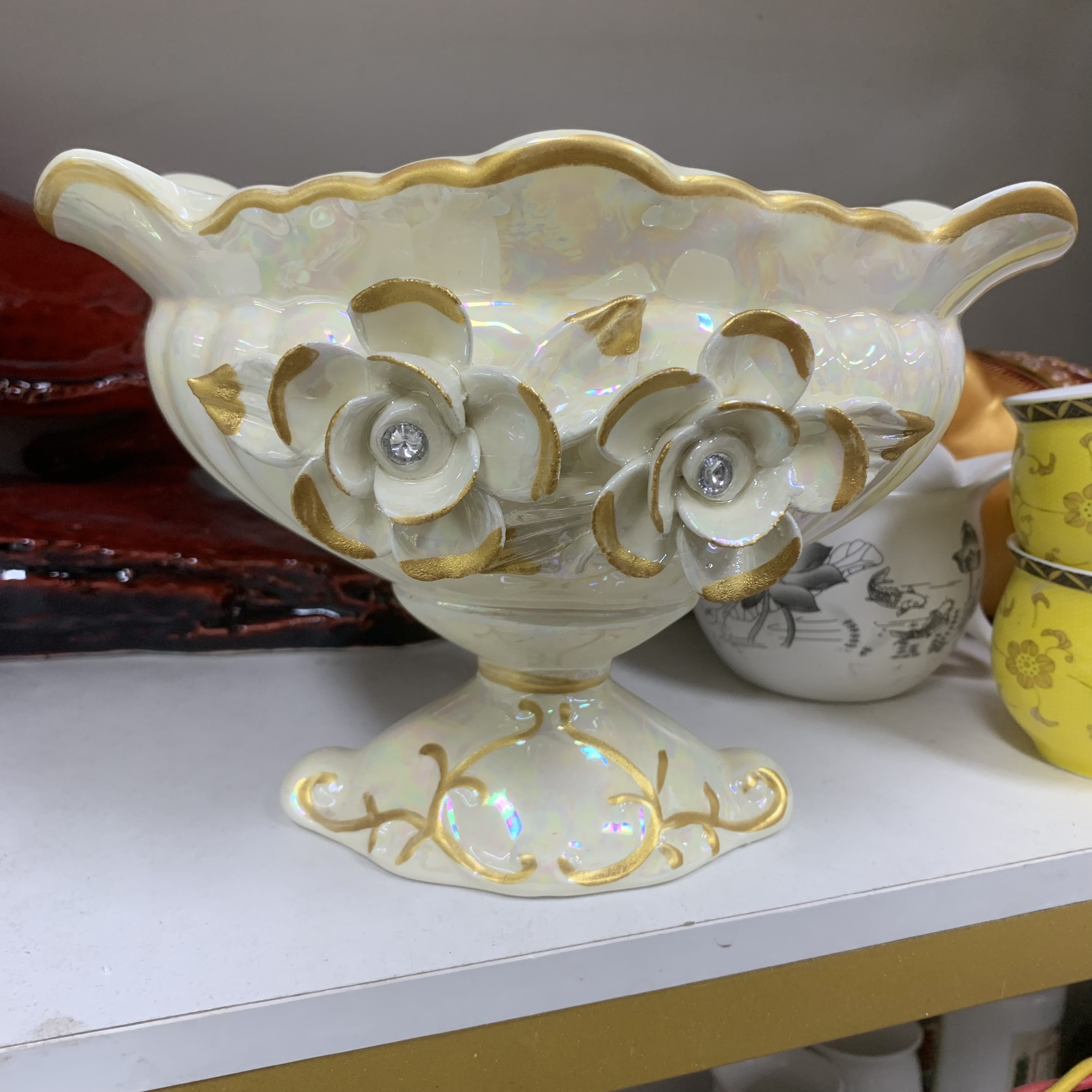 B042陶瓷手提捏花果盘高16长22