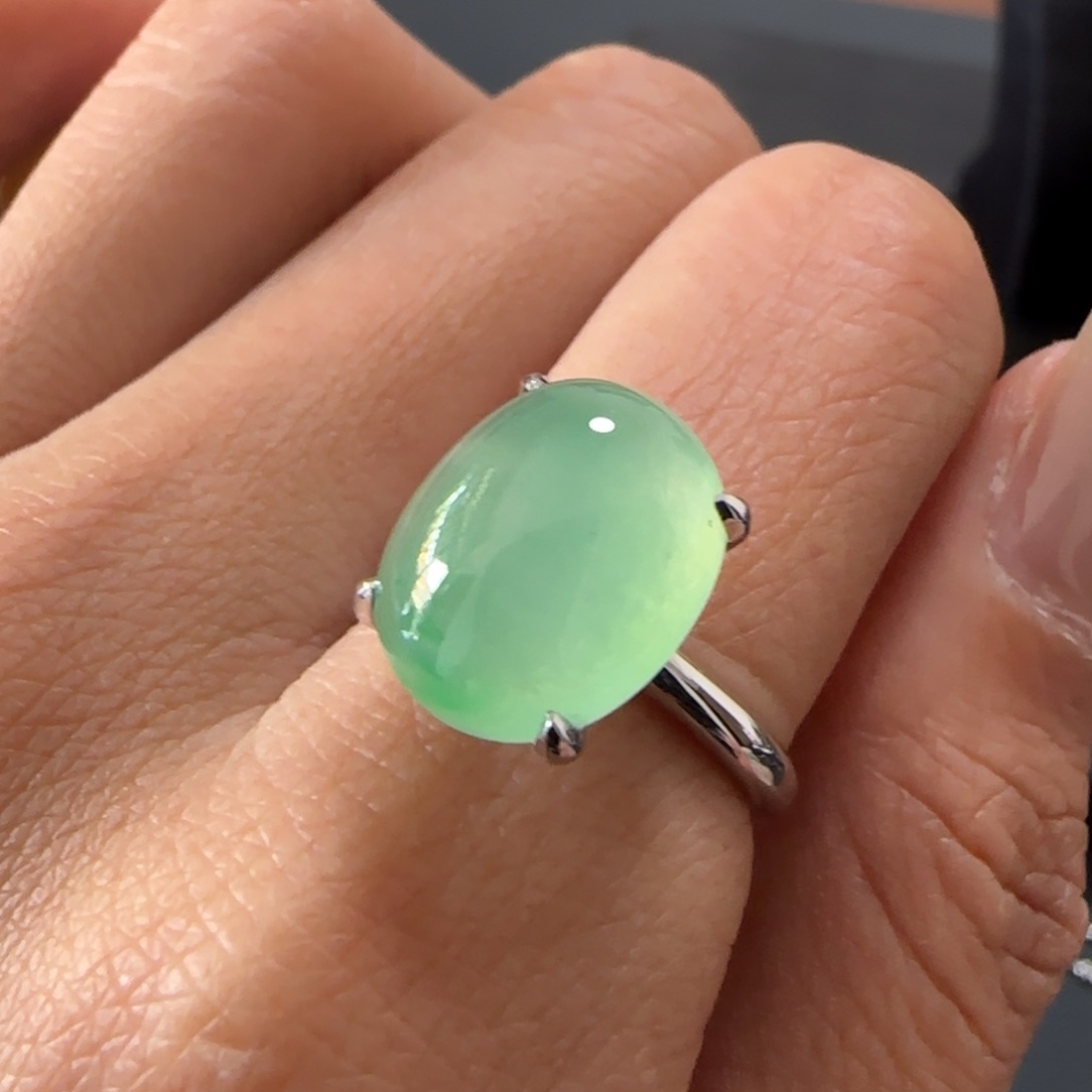 翡翠颈饰18K金镶嵌蛋面戒指