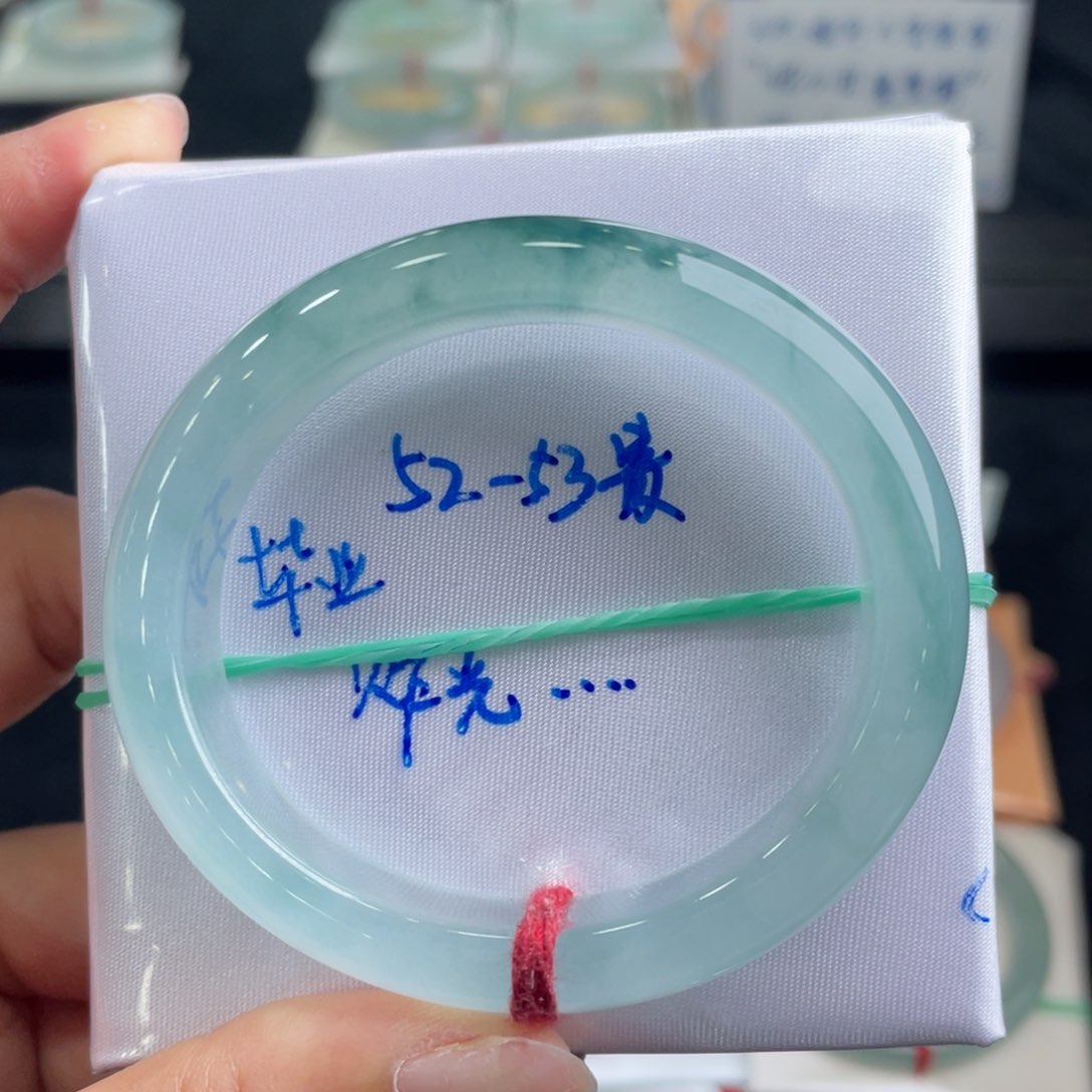 翡翠手镯未镶嵌翡翠手镯