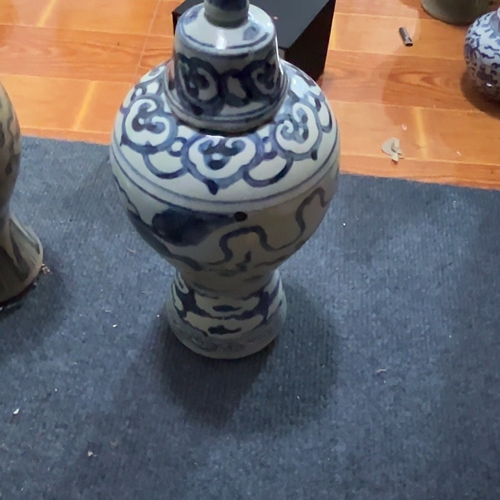 碗上**名青花文饰的一个瓶子