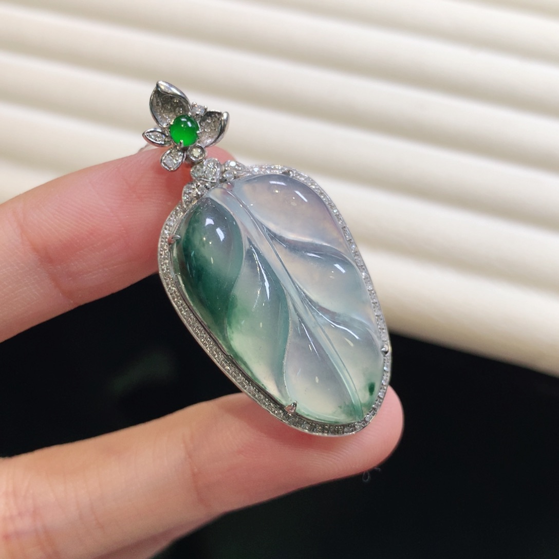 翡翠颈饰18K金镶嵌叶子