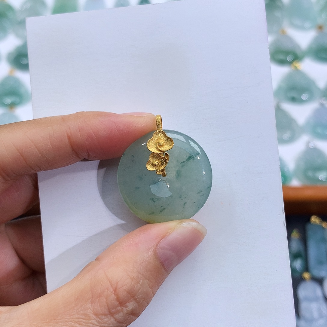 翡翠18K金镶嵌颈饰