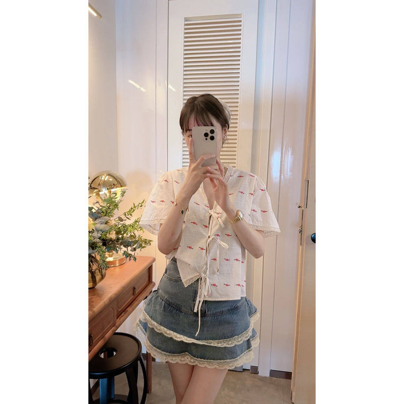 【张静芝】刺绣花朵系带花边衬衫