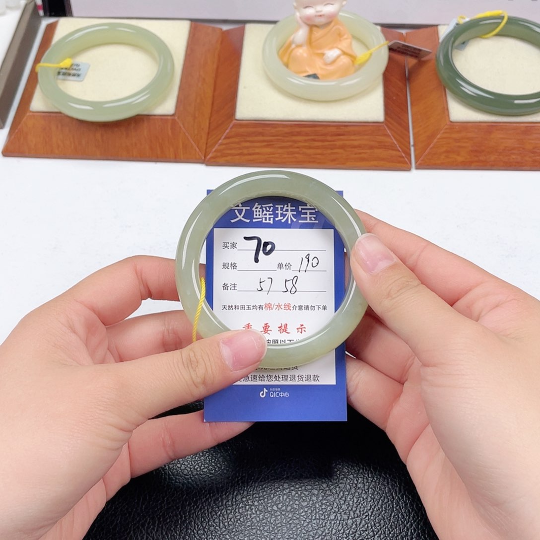 和田玉手镯未镶嵌