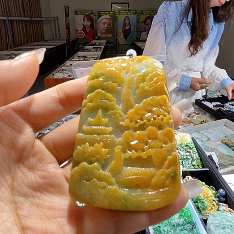 翡翠未镶嵌颈饰一个