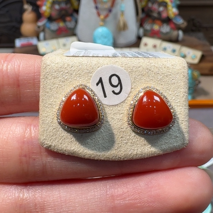 南红玛瑙18K金镶嵌原矿耳钉