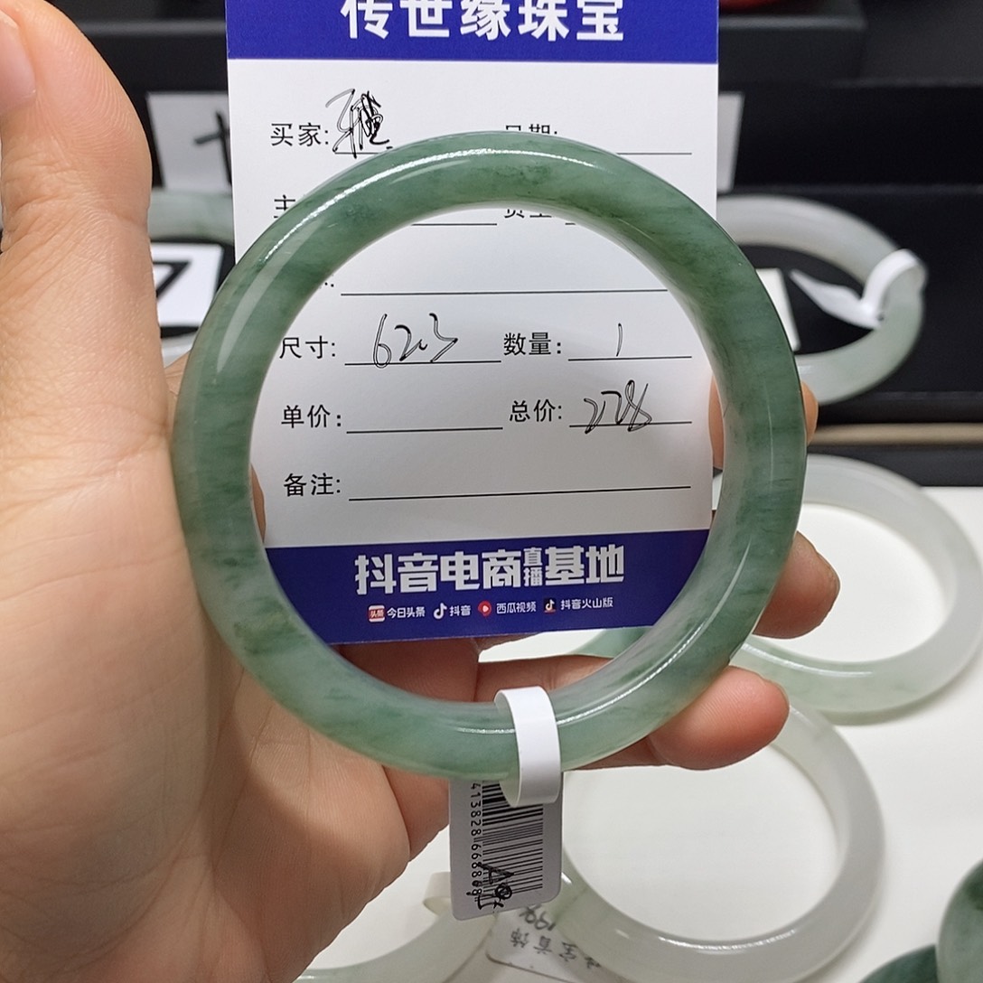 石英质玉未镶嵌手镯雅****?