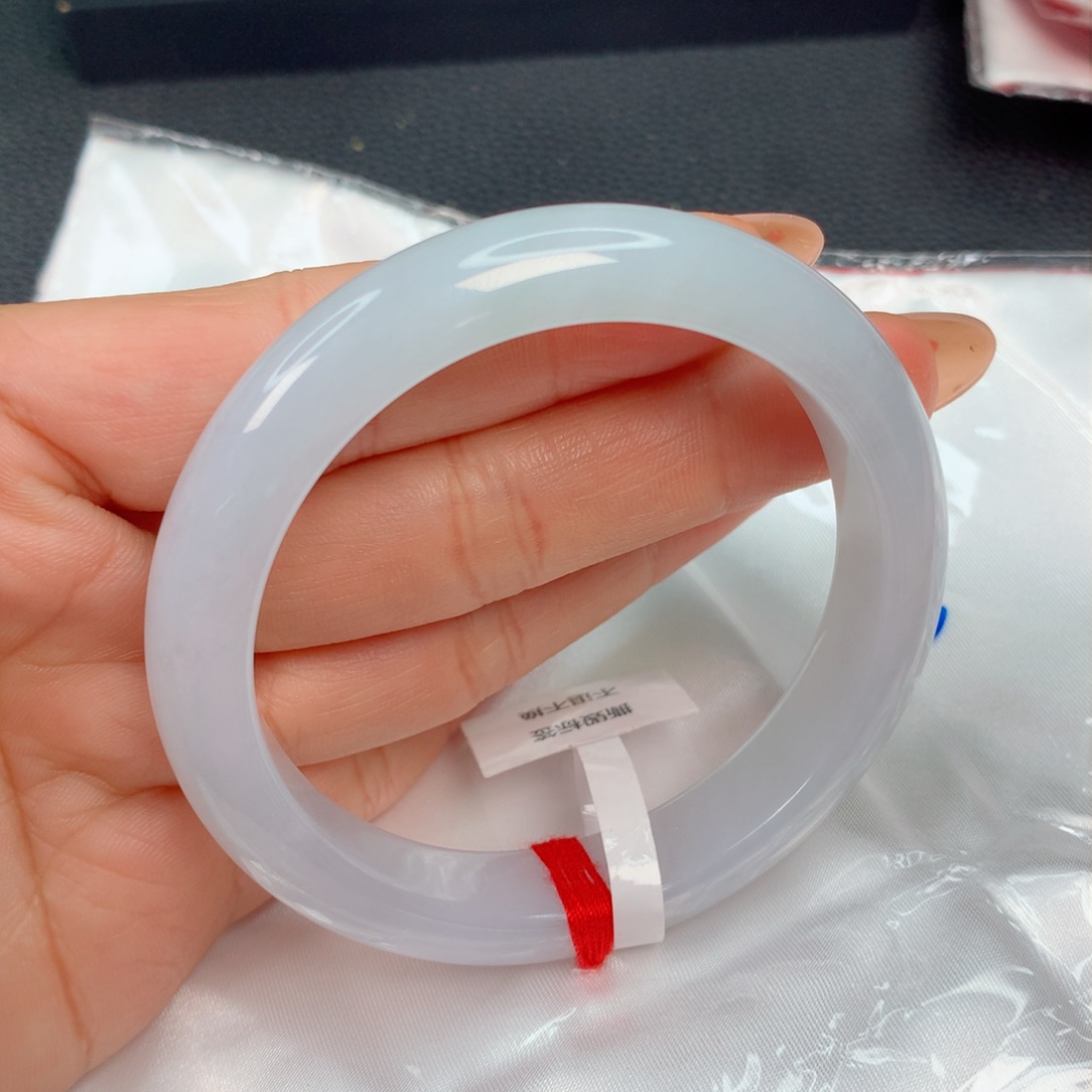 翡翠手镯未镶嵌…………..