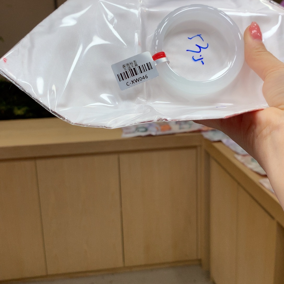 翡翠手镯未镶嵌不退不换