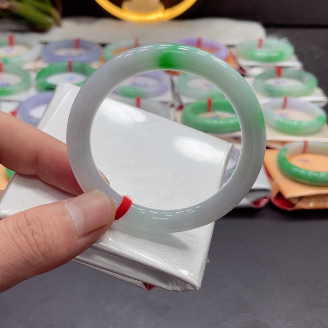 翡翠手镯未镶嵌翡翠手镯