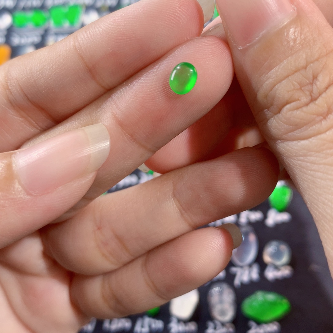 翡翠未镶嵌颈饰木那玻璃种绿蛋