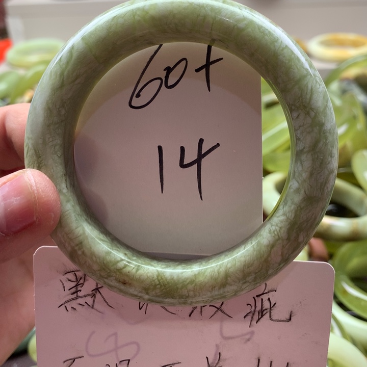 蛇纹石玉手镯未镶嵌