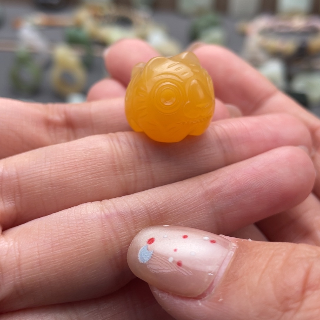 石英质玉（黄龙玉）颈饰合金